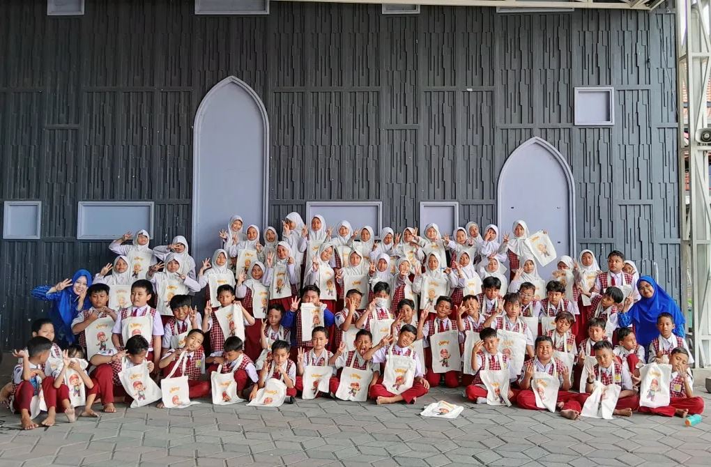 Foto berita: Kreatif dari Media Sederhana, Siswa Kelas 3 SD Muda Tusida Praktik Teknik Sablon Kertas Minyak