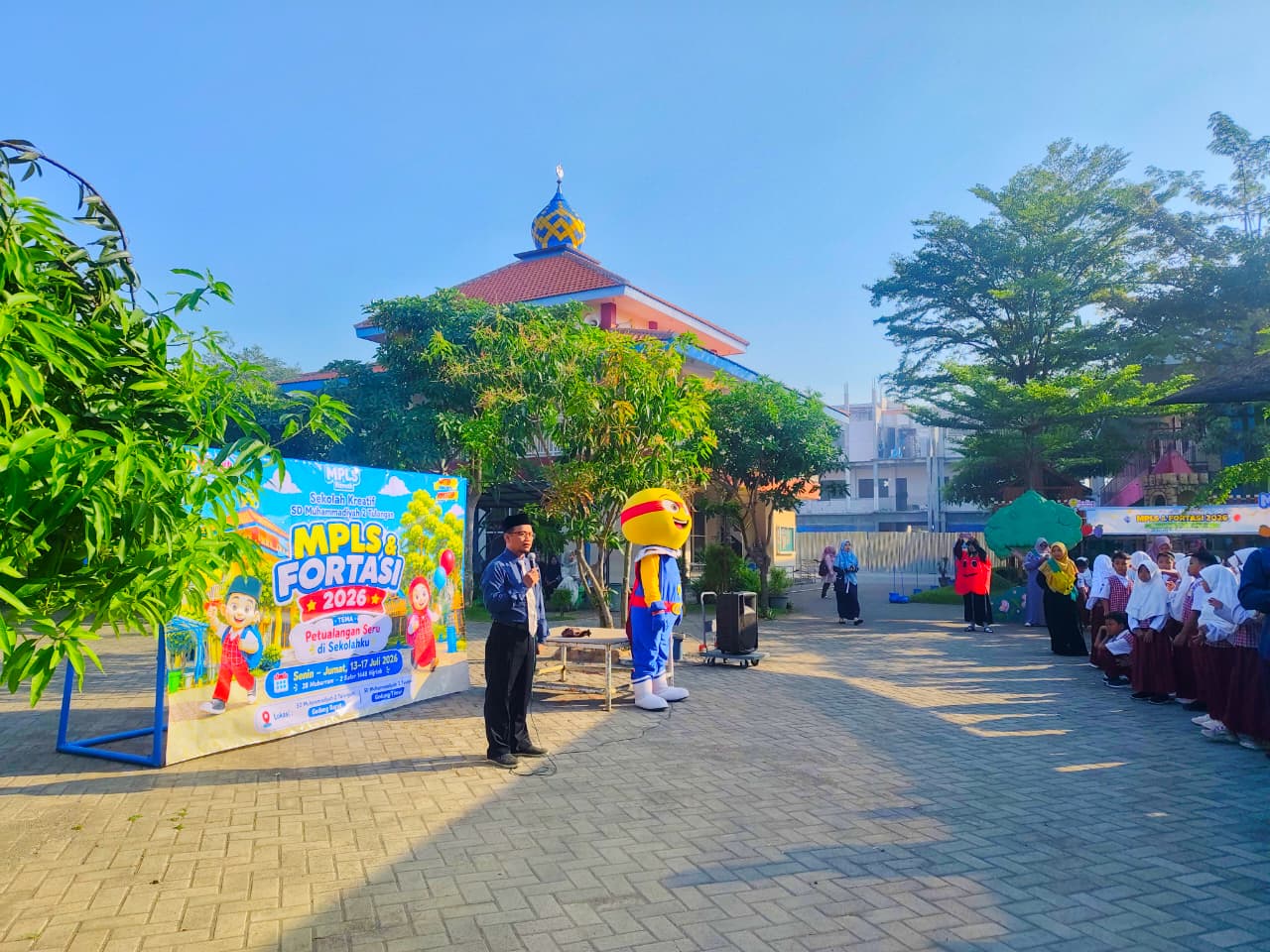 Foto berita: MPLS Ramah SD MUDA TUSIDA Semarak dengan Tabur Balon dan Parade Kostum Ikon Kelas