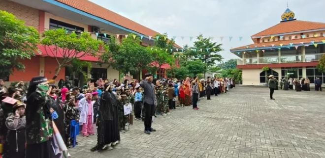 Foto berita: SD Muhammadiyah 2 Tulangan Peringati Hari Pahlawan dengan Upacara Khidmat dan Karnaval Kreatif