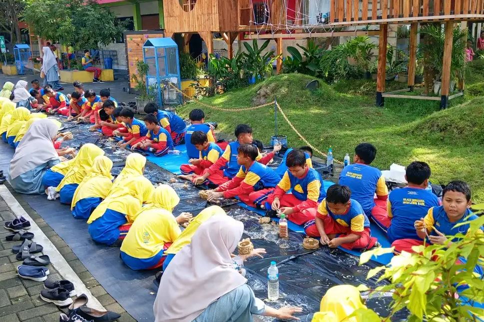 Foto berita: Kreasi Tanah Liat, Kegiatan Kokurikuler Kreatif Siswa Kelas IV SD Muhammadiyah 2 Tulangan
