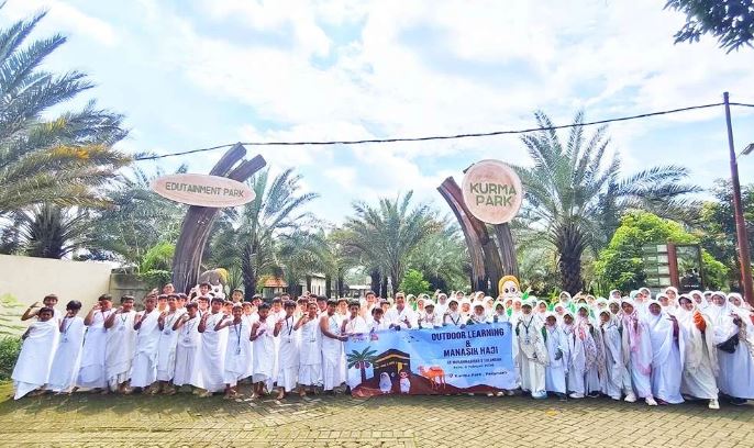 Foto berita: Outdoor Learning : Kelas 5 Sekolah Kreatif Sapa Ka’bah di Tengah Kebun Kurma