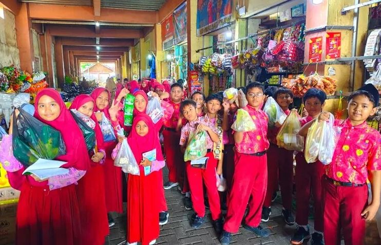 Foto berita: Belajar Ekonomi di Pasar, Siswa Kelas V SD Muda Tusida Laksanakan Outing Class IPAS