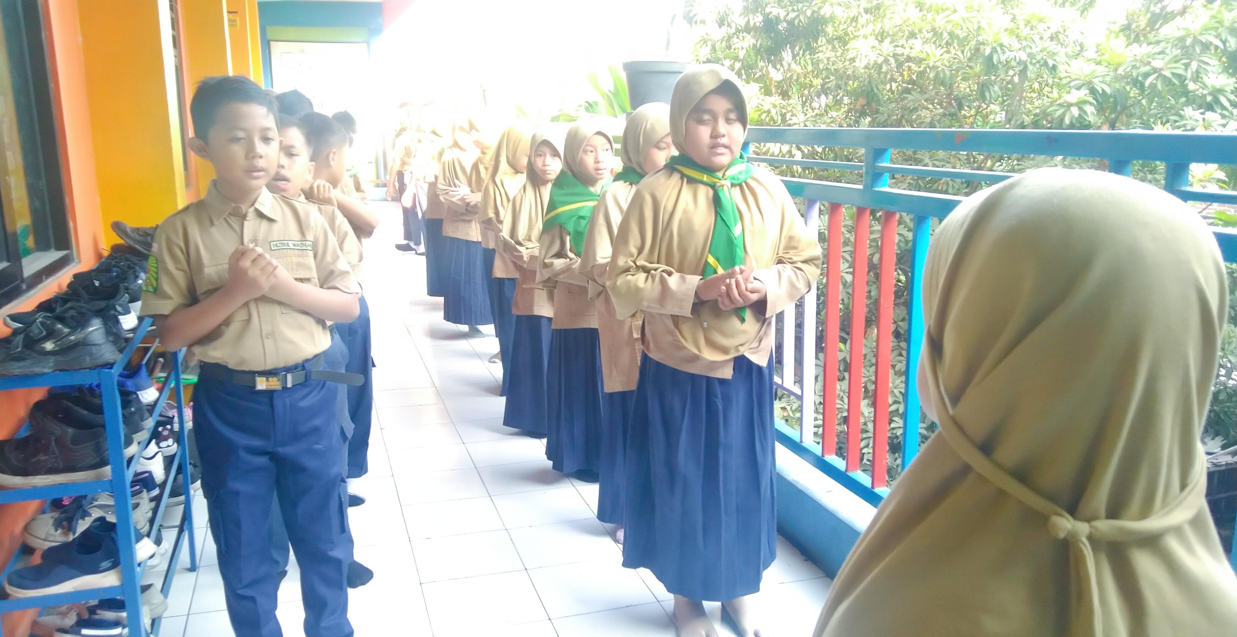 Foto berita: Baris Pagi di Depan Kelas: Menanamkan Kedisiplinan dan Kepemimpinan